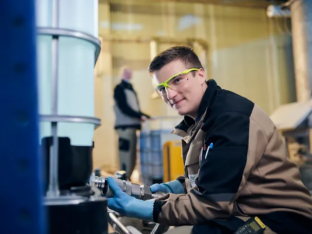 Mitarbeitende in einem Werk der Schaumann Group Mitarbeitende in einem Werk der Schaumann Group